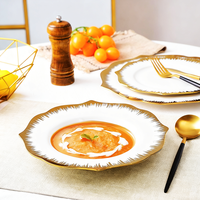 Chine Vente en gros Ensemble de jolies assiettes en céramique de luxe avec plaque d'or pour la fête de mariage