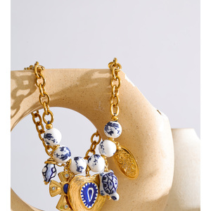 JINYOU 5825 <span class=keywords><strong>Collar</strong></span> de Cuentas de Cerámica Azul y <span class=keywords><strong>Blanco</strong></span> Vintage, <span class=keywords><strong>Collar</strong></span> con Colgante de Corazón de Acero Inoxidable Chapado en <span class=keywords><strong>Oro</strong></span> - Product Image 5