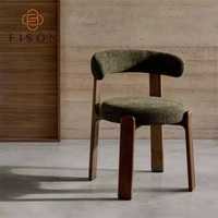 Chaise de salle à manger artisanale en bois, design audacieux avec pieds massifs, tissu, contour organique, finition personnalisée, mobilier de salle à manger de luxe pour villa et maison
