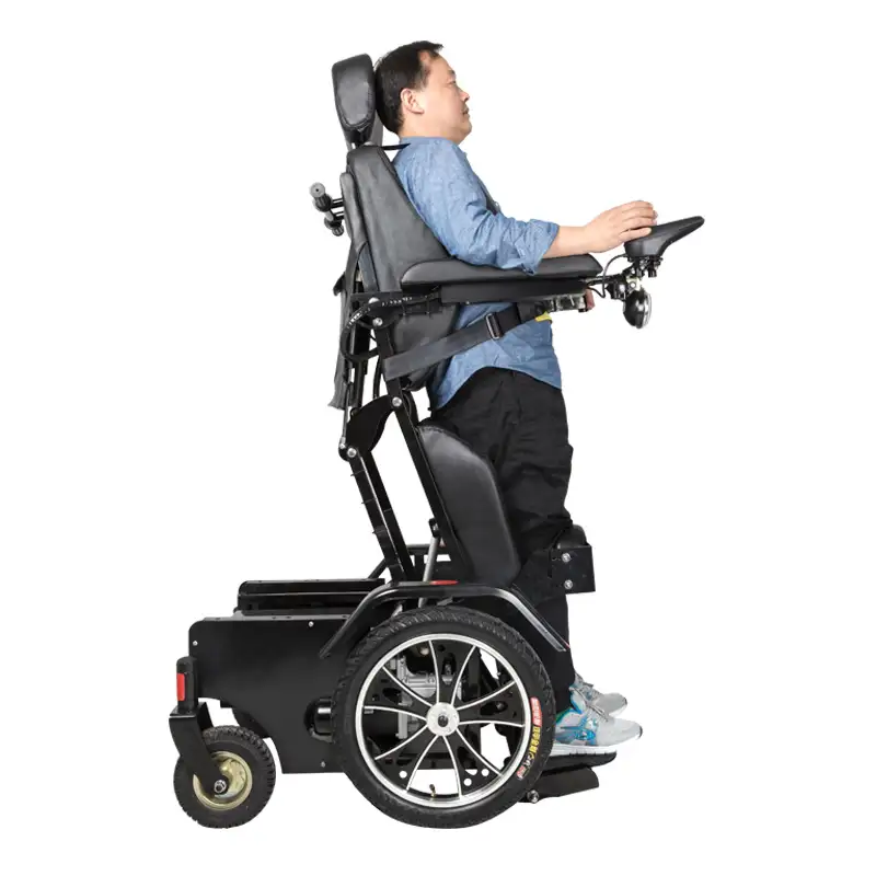 يقف كرسي متحرك يعمل بالطاقة الكهربائية لمسافات طويلة القيادة