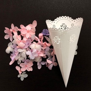 Cônes à confettis de mariage en papier blanc, cônes creux imprimés pour fête, petits bouquets de pétales, cônes en papier blanc pour buffet de bonbons - Product Image 3