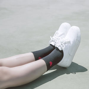 도매 맞춤 제작 가을 시즌용 화이트 여성 하트 패턴 크루 삭스 발바닥 로고 위치 - Product Image 3