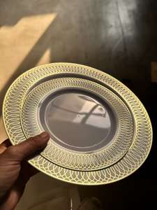 Platos de Plástico Dorados Resistentes Desechables con 25 Platos Principales de 10.25 Pulgadas y 25 Platos de Postre de 7.5 Pulgadas para Fiestas y Días Festivos - Product Image 3