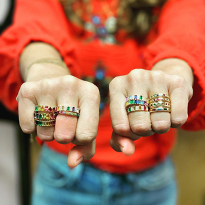 Ювелирные изделия Gemnel: позолоченные латунные кольца-браслеты с радужными фианитами для женщин - Product Image 6