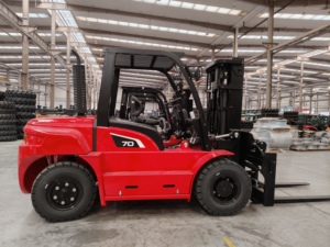 中国製ヘリラフテレーンフォークリフト7トンカウンターバランスディーゼルフォークリフトトラック、日本技術搭載いすゞエンジン4x4フォークリフト - Product Image 1