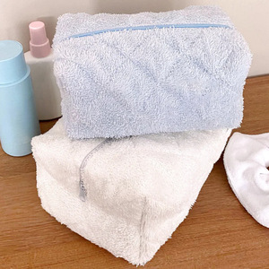 A stylish <b>plush</b> makeup bag, simple and portable, <b>large</b>-capacity toiletry bag, cute square cosmetic storage bag. - Product Image 4