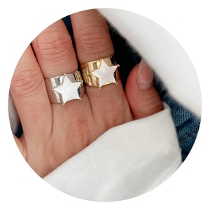 Anello da Donna alla Moda con Design Chunky in Zirconi, Stella, Conchiglia Bianca, Luna e Sole in Oro - Product Image 2