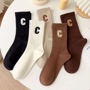 Chaussettes mi-mollet côtelées pour femme avec lettre C, en mélange de coton respirant, idéales pour le sport en automne et en hiver - Product Image 2