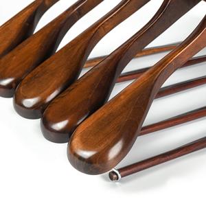 Cintre de luxe élégant en noyer foncé avec logo personnalisé pour magasins de vêtements et placards d'hôtels - Product Image 4