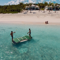 Île flottante gonflable commerciale de loisirs en plein air avec grand terrain de pickleball et quai gonflable flottant à vendre