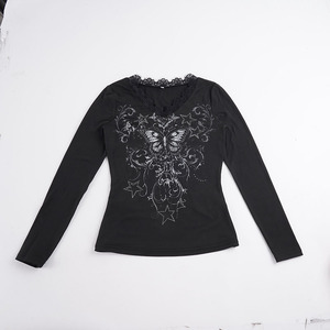 Haut pour femme à imprimé papillon abstrait, col en V, avec bordure en dentelle, coupe ajustée, manches longues, détails gothiques, style audacieux, polyester, idéal pour superposition - Product Image 2