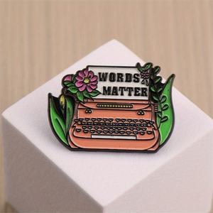 Épinglette en émail de <span class=keywords><strong>style</strong></span> vintage - <span class=keywords><strong>machine</strong></span> à écrire, idéale pour les amateurs de rétro et de la mode inspirée de l'écriture - Product Image 2