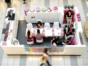 Aménagement intérieur moderne de kiosque de salon de manucure |   Tables de manucure LED personnalisées en acrylique, verre et acier inoxydable, mobilier pour bar à ongles - Product Image 3