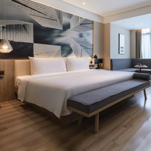 ชุดห้องนอนโรงแรมแบบกำหนดเองได้สไตล์โมเดิร์นโครงเตียงเดี่ยวหรือเตียงคู่ทำจากไม้เนื้อแข็งต้นทุนต่ำพร้อมหัวเตียงหุ้มเบาะและโต๊ะข้างเตียง - Product Image 2