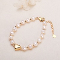 Bracelet en perles d'eau douce personnalisé en gros, perles blanches, breloque cœur doré, chaîne ajustable, bijoux pour femmes, OEM ODM, commandes en gros, cadeaux
