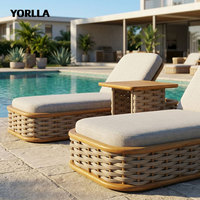 Série Moutar : Chaise longue de jardin moderne en teck, lit de soleil robuste en osier, ensemble de mobilier de patio imperméable