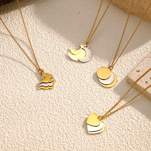 Collier ras du cou minimaliste français bicolore avec pendentif lune et cœur, en acier inoxydable inaltérable et polyvalent pour femme - Product Image 1