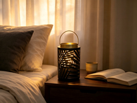 Lanterne en métal noire ajourée à motif de feuille, lanterne décorative portable en fer avec bordure dorée, option d'éclairage LED personnalisable