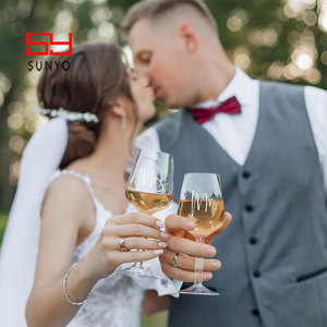 SUNYO Ensemble de 2 verres à vin Mr & <span class=keywords><strong>Mrs</strong></span> personnalisés Cadeaux de mariage Ouvre-vin Bouchon de verre à vin avec boîte en bois gravée - Product Image 5