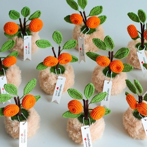 Plante en pot orange porte-bonheur faite main au crochet, cadeau pour amis, ornement floral simulé, bouquet tissé à la main en fil. - Product Image 1