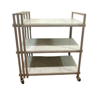 Chariot de service de luxe à 4 roues pour la cuisine, design moderne impérial à trois niveaux en marbre et fer, intérieurs élégants pour l'hôtellerie haut de gamme