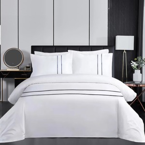 Ensemble <span class=keywords><strong>de</strong></span> literie <span class=keywords><strong>de</strong></span> luxe personnalisable avec logo brodé pour hôtel, comprenant couette et drap en satin blanc 100% coton, tailles et designs variés - Product Image 1