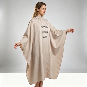 Cape de Coiffure Légère Imperméable en Polyester avec Logo Personnalisé Couleur Latte et Col à Boutons pour Salon de Beauté et <span class=keywords><strong>Barbier</strong></span> – Vente en Gros - Product Image 3