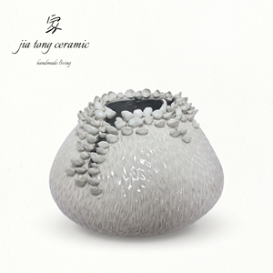 Vase à fleurs en céramique irrégulière blanche gaufrée JIATONG, art moderne, OEM Jingdezhen 1077 - Product Image 2