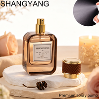 Flacon pulvérisateur de parfum en verre rouge transparent carré de 50 ml de haute qualité avec bouchon en cuir et atomiseur à pompe vide