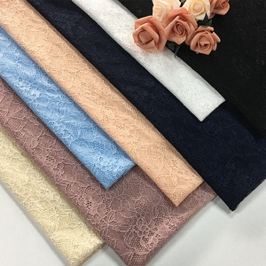 Nouvelle conception de tissu en dentelle élastique blanche avec de grandes fleurs pour la confection de jupes, vêtements de maison, vêtements pour enfants, tissu en dentelle à mailles - Product Image 3
