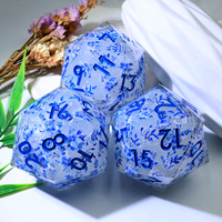 Dés géants faits à la main D20 50mm, dés en résine style porcelaine bleu pailleté, dés RPG à bords vifs avec inscription bleue pour Dungeons & Dragons - L9