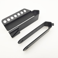 Pièces de tôlerie sur mesure, peintes au noir par poudrage, pour la fabrication de supports d'alignement multi-trous et de plaques de recouvrement d'angle en L
