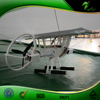 Avion gonflable à l'hélium volant dans le ciel / Dirigeable gonflable télécommandé personnalisé