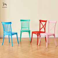 Chaises en plastique colorées empilables et sûres pour enfants, idéales pour les fêtes