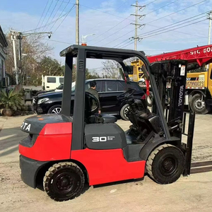 Mini chariot élévateur KOMATSU FD30 de 3 tonnes d'occasion avec moteur et moteur en vente de stock - Product Image 1