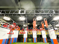 Parcours Ninja Personnalisé Intérieur/Extérieur avec Obstacles et Éléments en Treillis pour Enfants et Adultes, Idéal pour les Programmes de Fitness ou d'Entraînement