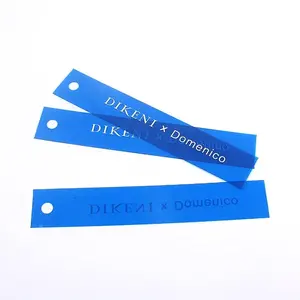 Logo de nom de sérigraphie personnalisé étiquette volante transparente de vêtements en PVC de couleur bleue avec oeillet - Product Image 4