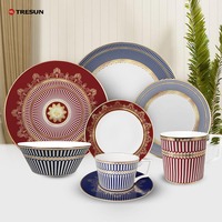 Décoration nordique occidentale vente en gros classique royal luxe bleu porcelaine chargeur assiette et vaisselle ensemble pour mariage et location