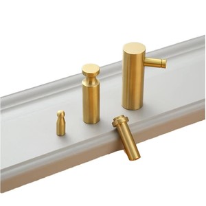 Patère murale simple en laiton au design nordique avec finition brossée pour suspendre vêtements, sacs, clés, peignoirs et serviettes - Product Image 2
