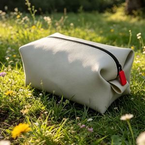 Pochette de maquillage en silicone de qualité supérieure, résistante à l'eau, avec fermeture éclair pratique pour les femmes, utilisation quotidienne - Product Image 1