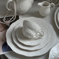 Ensemble de vaisselle en céramique de style vintage européen avec motif floral en relief, ensemble de vaisselle en céramique blanche pour mariage