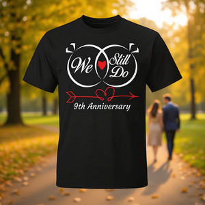 Camiseta de 9.º Aniversario para Parejas, 9 Años de Matrimonio, Idea 'Aún lo Hacemos'-Regalo Promocional Personalizable - Product Image 3