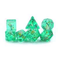 Set Dadu DND Hijau Buatan Tangan dari Resin Polihedral dengan Inklusi Koi Putih Kuning Berlapis Emas untuk Permainan RPG