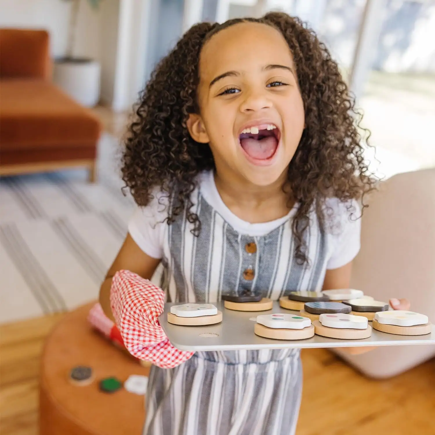 स्लाइस और बेक लकड़ी की कुकी खेल-दिखावा कुकीज़ और बेकिंग शीट, 3 + वर्ष के बच्चों के लिए खिलौना बेकिंग सेट