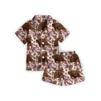 Setelan Tidur Anak Motif Traktor Pertanian Vintage Bahan Bambu Warna Khaki, Latar Belakang Rumput, Kerah Notch, Kancing Depan