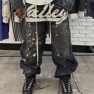 맞춤형 헤비웨이트 남성 힙합 스트리트 레트로 진: 루즈핏, 빈티지 애시드 워시, 찢어진 스프레이 페인트 및 라인석 디테일 - Product Image 4