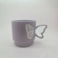 Tasse à café unique en céramique violette mouchetée avec poignée papillon - Design moderne pour la rentrée scolaire, compatible lave-vaisselle et micro-ondes