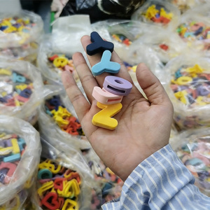 Anpassbare Farbe Fabriklieferant <span class=keywords><strong>DIY</strong></span> 26 Alphabet-Buchstaben Wasserdichte Slider Weiche Silikon-Anhänger für Personalisierte Hundehalsbänder und -Leinen - Product Image 1