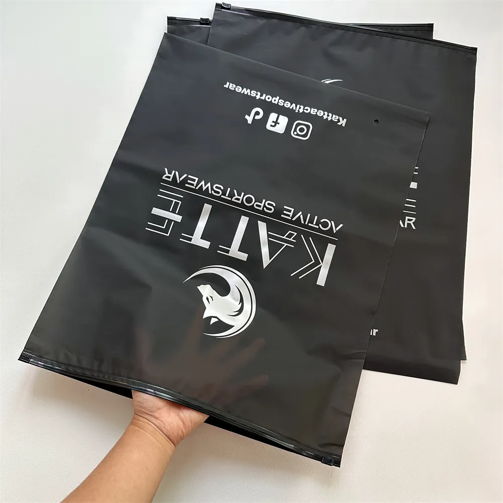 Borsa da imballaggio nera opaca con chiusura a Zip personalizzata in plastica biodegradabile borsa per abbigliamento con cerniera