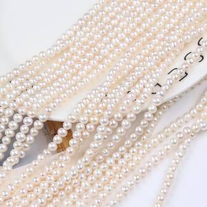 ไข่มุกน้ำจืดสีขาวธรรมชาติ ร้อยเป็นเส้น ขนาด 4-5 มม. สำหรับงาน DIY ทำต่างหู สร้อยคอ แบบกึ่งสำเร็จรูป จากจูจี - Product Image 4